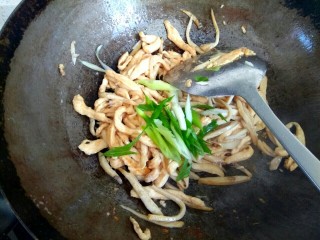 10、酱香鸡肉,加入葱丝翻炒