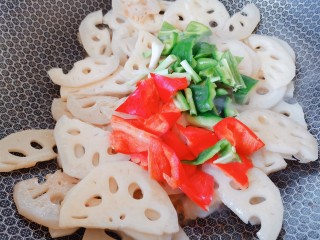 8、醋溜藕片,然后将青红椒片，蒜段加入继续翻炒均匀