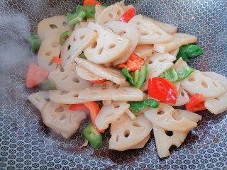 9、醋溜藕片,最后顺着锅边淋入一勺米醋翻炒均匀准备出锅