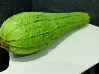 1、丝瓜炒鸡蛋,丝瓜一个洗净表面