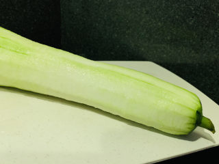 2、丝瓜炒鸡蛋,削皮