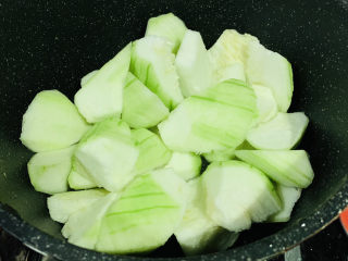 8、丝瓜炒鸡蛋,锅再加食用油,热锅,加入丝瓜