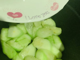 10、丝瓜炒鸡蛋,加少许清水