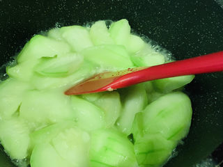 11、丝瓜炒鸡蛋,不断翻炒,丝瓜变软