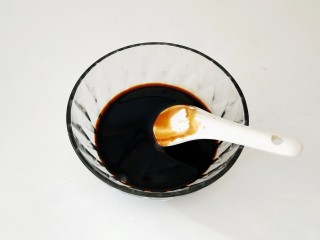 4、香辣脆生~酱黄瓜,老抽，白醋，蜂蜜混和