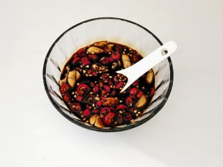 5、香辣脆生~酱黄瓜,加入小米椒，蒜拌匀成碗汁备用