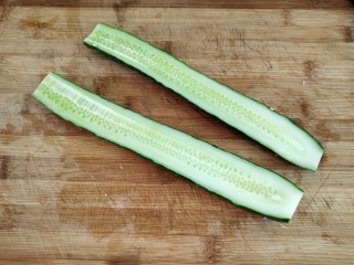 6、香辣脆生~酱黄瓜,黄瓜洗净对半切开