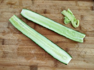 7、香辣脆生~酱黄瓜,挖去中间的籽
