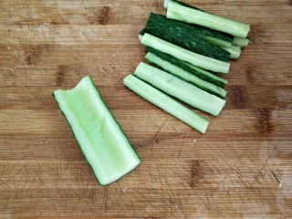 8、香辣脆生~酱黄瓜,切段后再切条，放入碗里