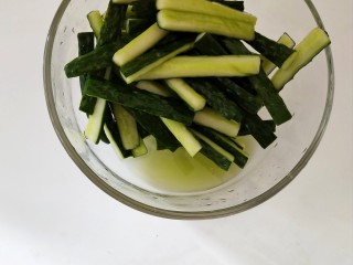 10、香辣脆生~酱黄瓜,将汁水倒去不要
