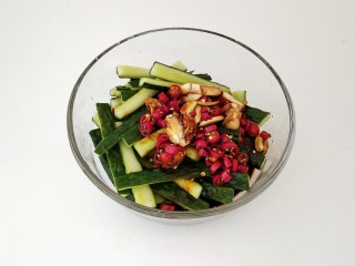 11、香辣脆生~酱黄瓜,倒入碗汁拌匀，盖上保鲜膜