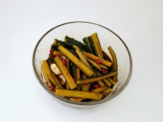 12、香辣脆生~酱黄瓜,放入冰箱冷藏8小时让其入味，期间拌两次