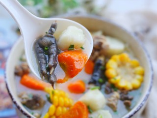 16、冬至美食 营养滋补的山药炖鸡汤,营养满满。