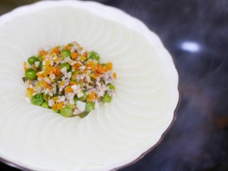 5、简单易做的剁椒蒸萝卜,将盘子里蒸出的萝卜汤汁倒出备用,做调汁用。