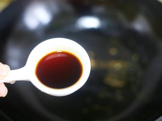 6、简单易做的剁椒蒸萝卜,热锅热油,加入生抽,醋,萝卜汤。可根据自己喜好调节味道和用量。