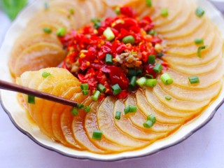 11、简单易做的剁椒蒸萝卜,一下吃好几片。