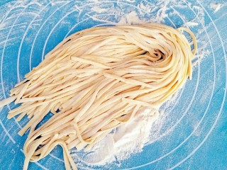 5、清爽豆浆凉面,面团压成面条，撒上干粉防粘连。