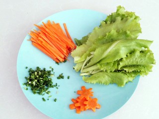 6、清爽豆浆凉面,胡萝卜切成丝，在切一些花装饰，香葱切碎，生菜清洗干净。