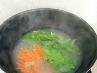 9、清爽豆浆凉面,捞出面条过凉开水，放入生菜和胡萝卜断生。