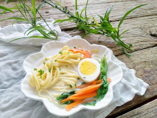 11、清爽豆浆凉面,碗中倒入豆浆，盛入面条，生菜，鸡蛋，胡萝卜，撒上香葱即可食用。