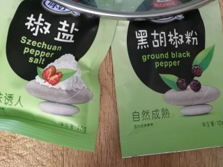 2、椒盐排骨,准备椒盐和胡椒粉。
