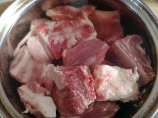 3、椒盐排骨,排骨放入冷水里15分钟泡去血水。