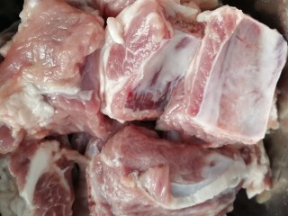 4、椒盐排骨,清水冲洗干净。