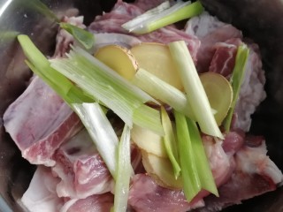 5、椒盐排骨,放入姜,葱。