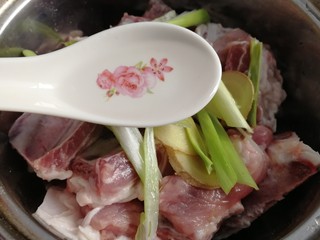 6、椒盐排骨,白酒。