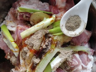 11、椒盐排骨,黑胡椒粉。