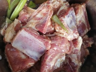 12、椒盐排骨,抓匀,腌制1个小时。(腌制时间越久越入味)
