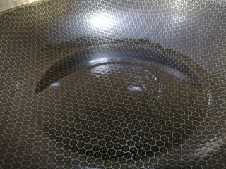 13、椒盐排骨,不粘锅烧热倒入适量油。