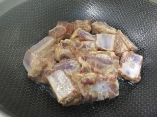 14、椒盐排骨,油6成热放入排骨。(挑去葱段)