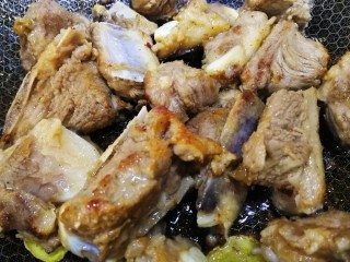 15、椒盐排骨,文火煎至两面焦黄。