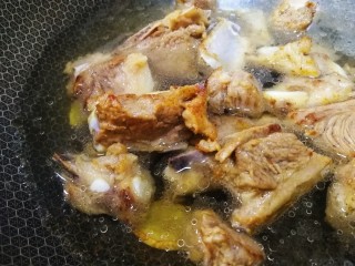 16、椒盐排骨,加入适量开水,盖上盖子中小火焖10分钟,再放入土豆块,放入冰糖和半小勺盐,盖上盖子中小火焖10分钟。