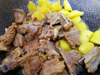 17、椒盐排骨,收至汤汁浓稠。