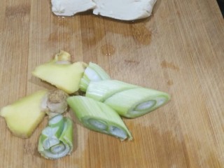 2、鲫鱼浓汤,葱姜切片。