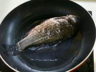 3、鲫鱼浓汤,热油，鲫鱼下锅煎。