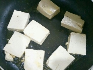 6、鲫鱼浓汤,豆腐切厚片，用刚刚煎鱼的油煎。