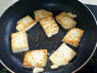 7、鲫鱼浓汤,煎至双面金黄。