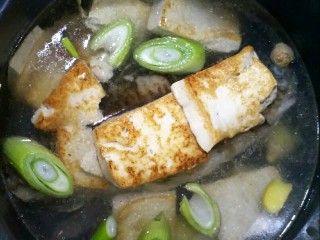 9、鲫鱼浓汤,加入适量的水，水量没过鱼为好。