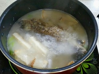 11、鲫鱼浓汤,改小火慢炖20分钟。