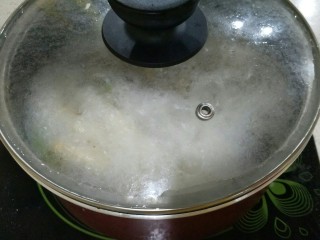 10、鲫鱼浓汤,大火烧开，煮10分钟。