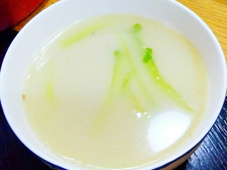 13、鲫鱼浓汤,放少许盐调味即可。