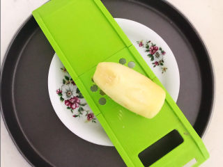 2、姜撞奶,鲜姜削皮，用插板把鲜姜磨成姜末