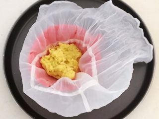 4、姜撞奶,把姜末放入滤网