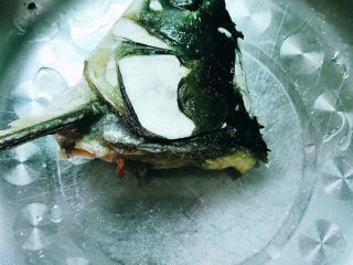 2、鱼头汤,炸好的鱼头