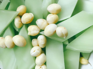 4、鱼头汤,莴笋削皮后切成厚片，白果去壳去皮去芯洗干净