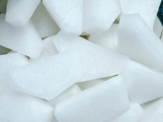 5、鱼头汤,白萝卜洗干净后切厚片