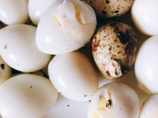 6、鱼头汤,鹌鹑蛋煮熟后剥壳后冲洗干净备用。